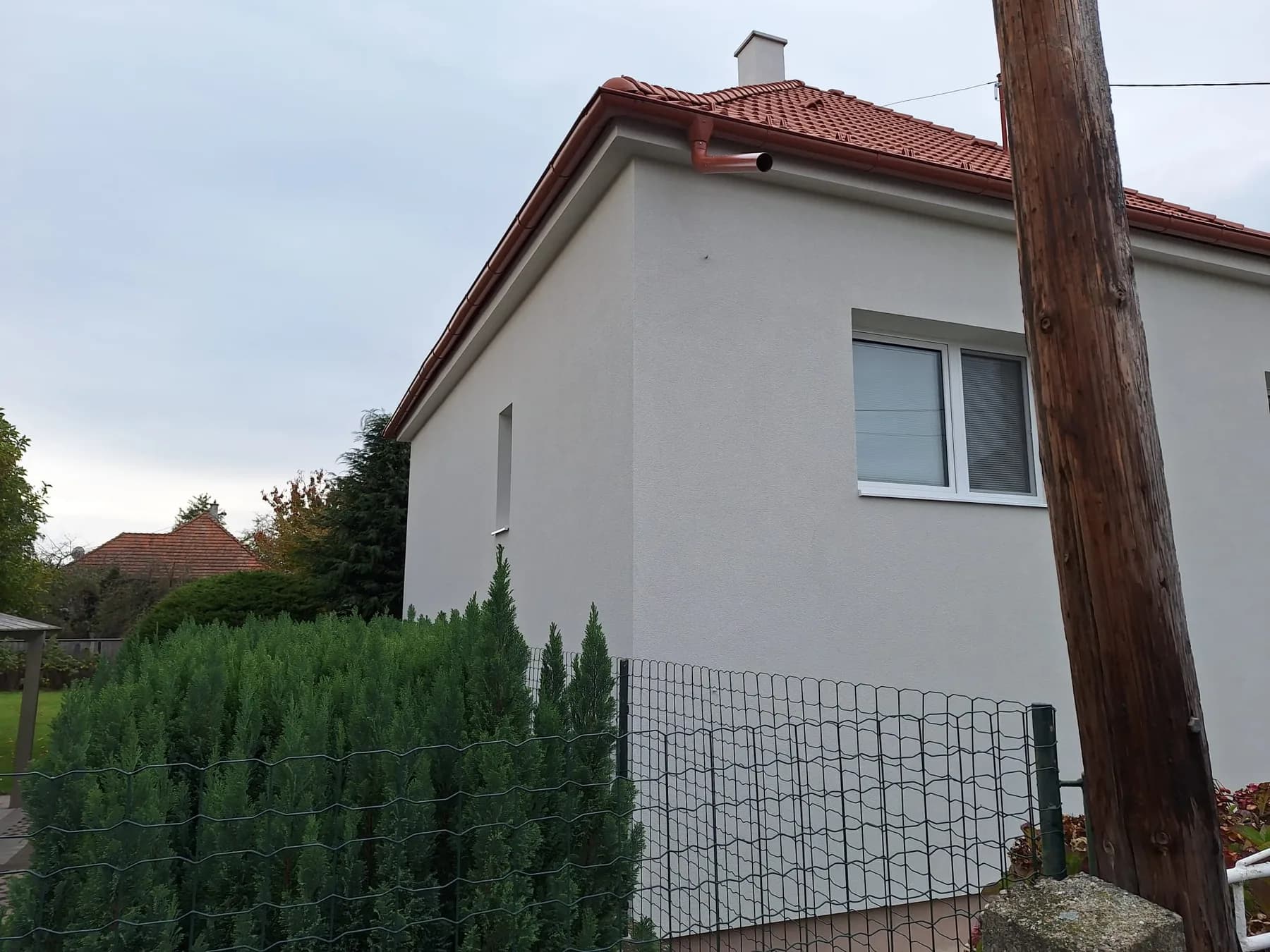 Dokončená svetlá fasáda rodinného domu