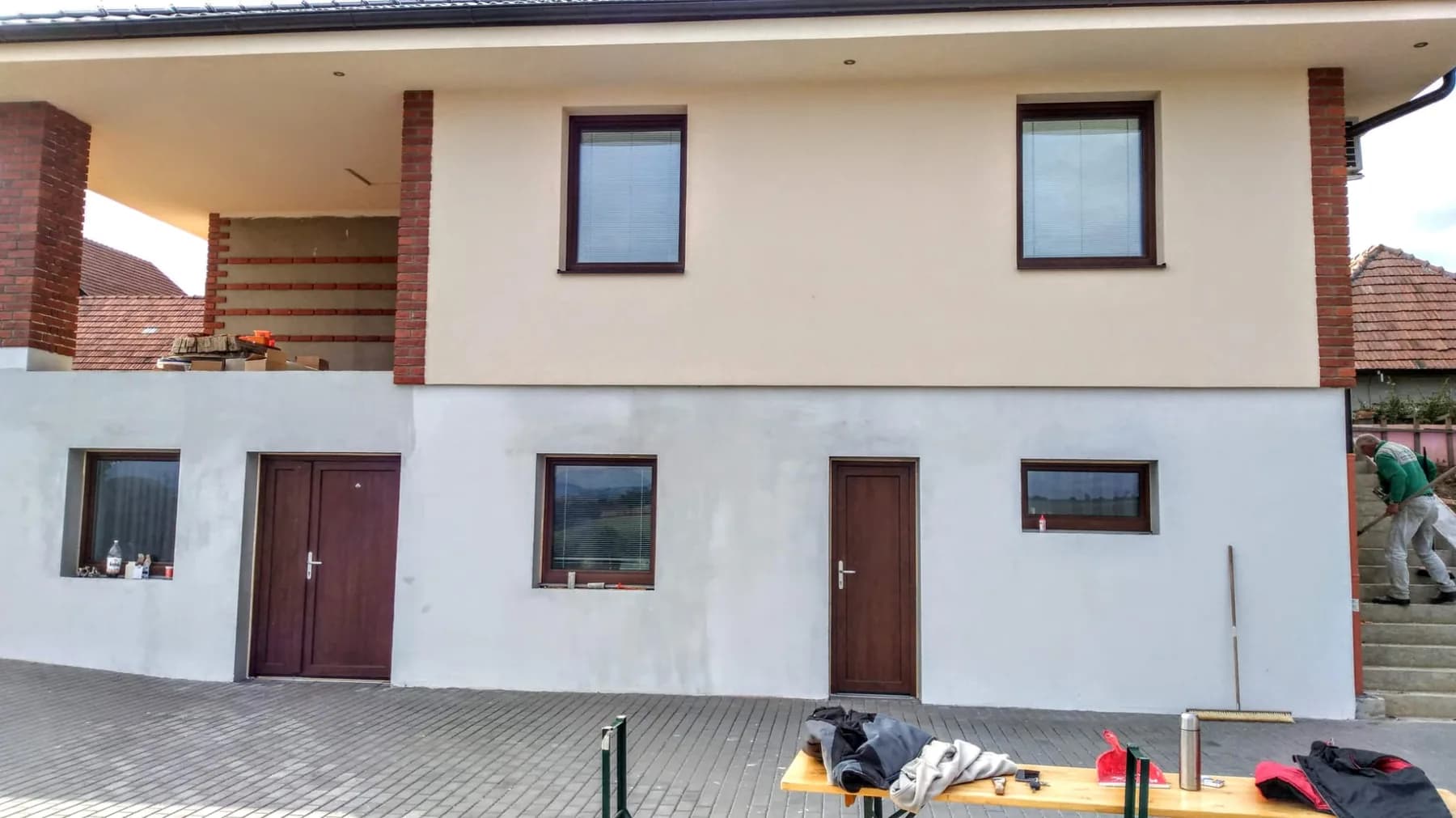 Rodinný dom s dokončenou svetlou fasádou a tehlovými prvkami po zateplení