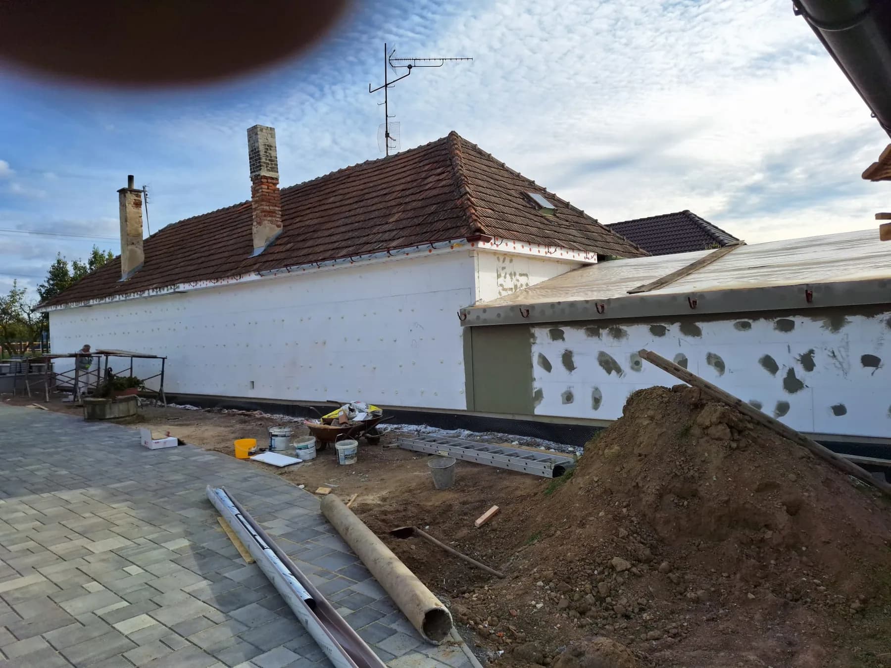Hospodárska budova s rozpracovaným zateplením a osadenými polystyrénovými platňami